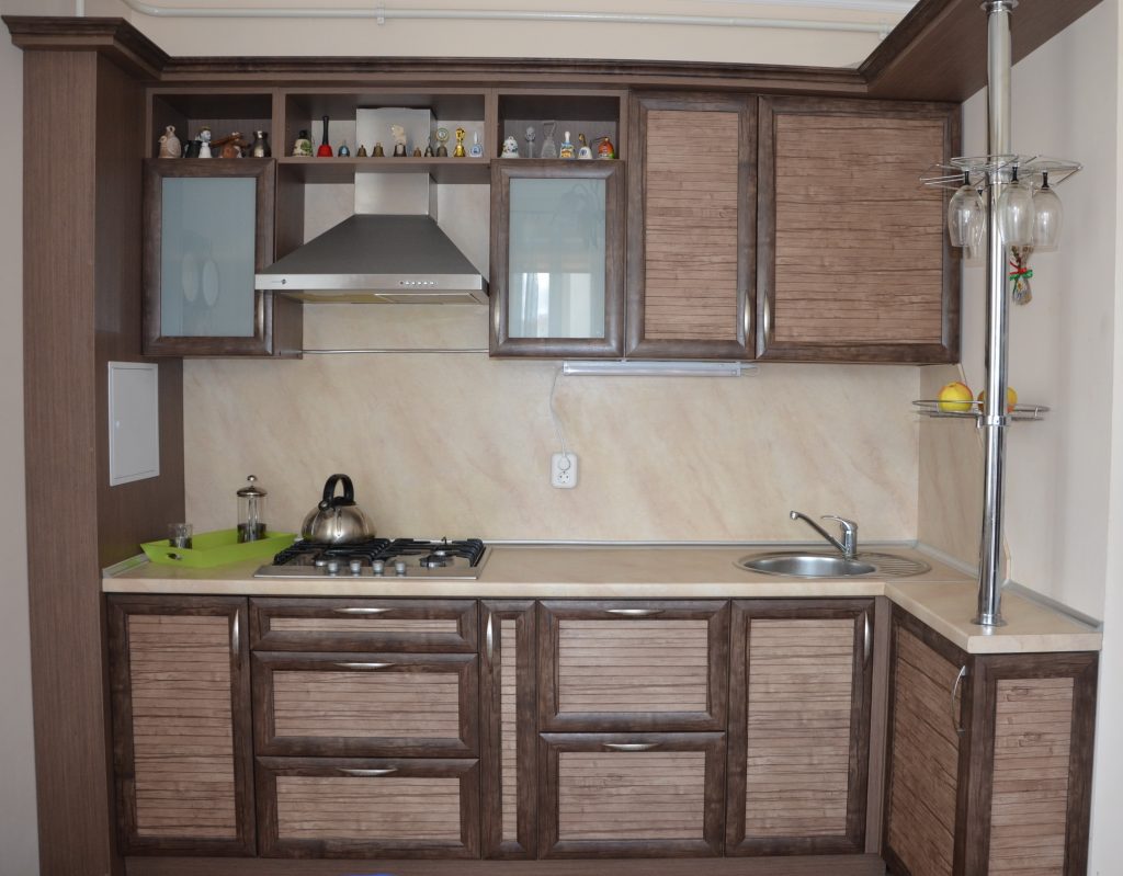 Рельефная кухня в деревенском стиле