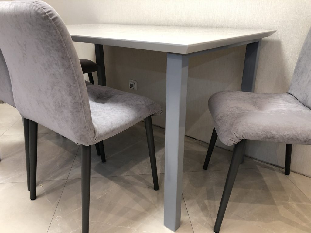 Стол на металлическом каркасе со столешницей из керамогранита Laminam.